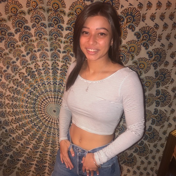 Long Sleeve Crop Top - Picture 2 of 3